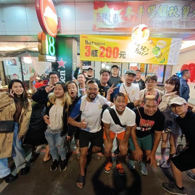 関札皓太さんのインスタグラム写真 - (関札皓太Instagram)「新台湾プロレスデビュー戦は勝利！ キスされたり踏んだり蹴ったりだったけど台湾のプロレス熱も感じられて嬉しかった。試合後のマイクはレッカさんの通訳に助けられました☺️グッズもたくさん、そして食事会まで。大歓迎でとても幸せな空間でした。 #bjw #ntw」10月28日 21時09分 - sarufuda