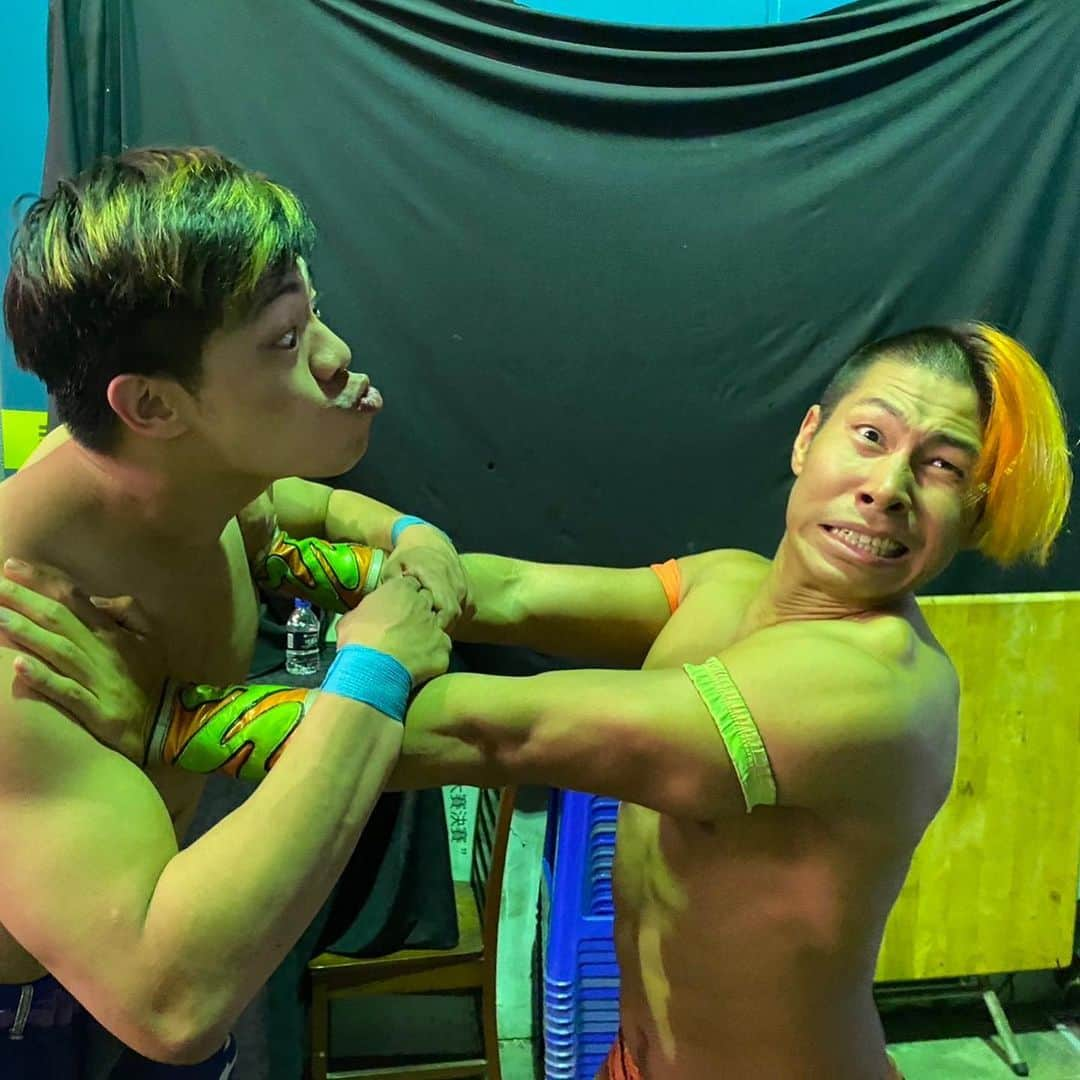 関札皓太さんのインスタグラム写真 - (関札皓太Instagram)「新台湾プロレスデビュー戦は勝利！ キスされたり踏んだり蹴ったりだったけど台湾のプロレス熱も感じられて嬉しかった。試合後のマイクはレッカさんの通訳に助けられました☺️グッズもたくさん、そして食事会まで。大歓迎でとても幸せな空間でした。 #bjw #ntw」10月28日 21時09分 - sarufuda