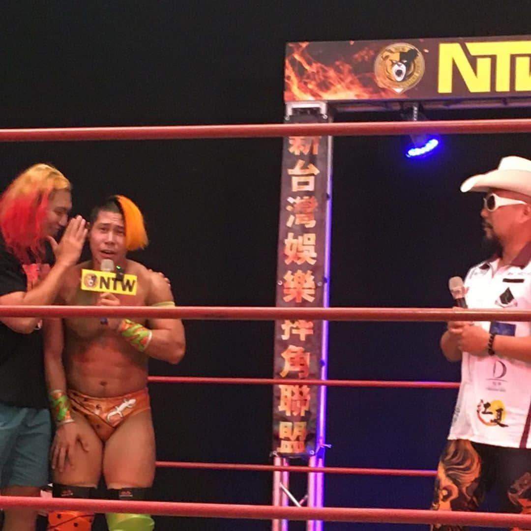 関札皓太さんのインスタグラム写真 - (関札皓太Instagram)「新台湾プロレスデビュー戦は勝利！ キスされたり踏んだり蹴ったりだったけど台湾のプロレス熱も感じられて嬉しかった。試合後のマイクはレッカさんの通訳に助けられました☺️グッズもたくさん、そして食事会まで。大歓迎でとても幸せな空間でした。 #bjw #ntw」10月28日 21時09分 - sarufuda