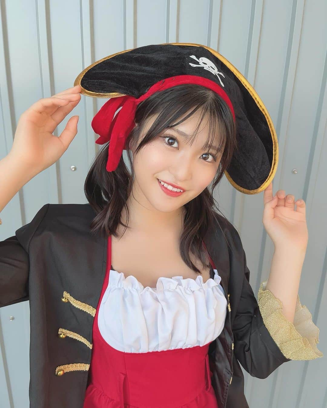 住田悠華さんのインスタグラム写真 - (住田悠華Instagram)「憧れの、、、🏴‍☠️  #Appareハロウィン2023 ありがとうございました🫶  初めての仮装でのライブ！！  この仮装はね、℃-uteさんのトレジャーボックスの衣装をリスペクトして選んだの🫶 トレジャーボックスのライブと衣装が大好きだったから着れて嬉しかった💗💗💗  沢山の方が見てくださっててものすごく嬉しかったです🫶 ありがとう🫣  そして、生配信もございました🫶 見てくださった皆さんありがとうございます🤍  明日の単独ライブがより楽しみになったね🫶 ドキドキ緊張ですが、よろしくお願いします！！  それでは！また明日ね🫶 おやすみなさい♡  #ハロウィン #halloween #仮装 #海賊 #c_ute さん #トレジャーボックス #idol #アイドル #18 #05 #アプガ #アップアップガールズ仮 #住田悠華」10月28日 21時09分 - uugirl_new_haruka