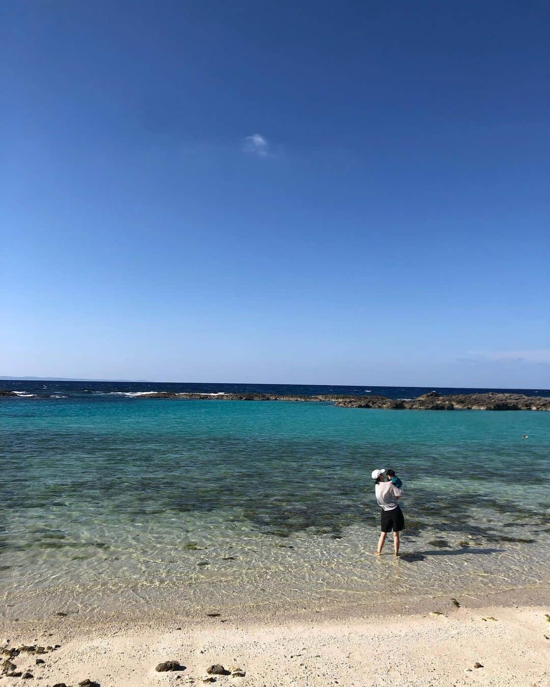 岡本あずさのインスタグラム：「遅めの夏休みを頂きまして、奄美大島と喜界島へ行ってきました✈️ メイク道具はちゃんと持って行ったのになぁ、、何故か毎日すっぴんだったなぁ笑 テーマは"のんびり"だったので良しとしましょう。 良き旅でした！！来年はどこへ行こう😄 #夏休み　#奄美大島　#喜界島」