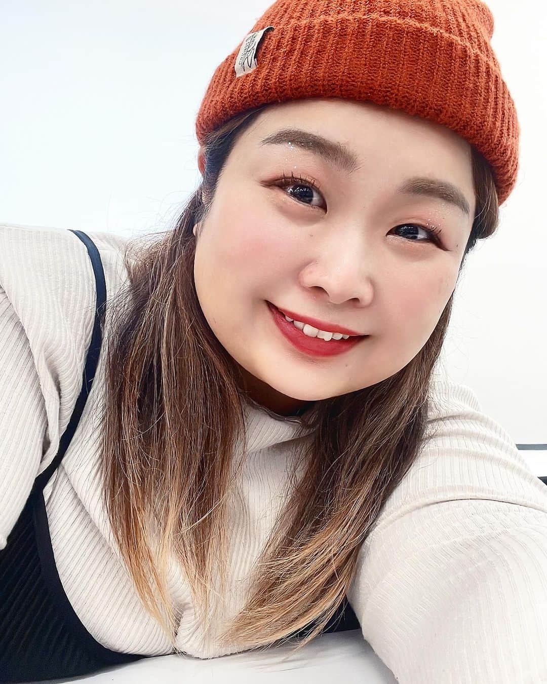 優宇のインスタグラム：「_ 髪の毛のびたなあ。 ▶︎ ばっさり切る ▶︎ このまま伸ばしてみる う〜ん悩みどころっ、ちなみに美容室全然いけてなくてそろそろ限界😵今のこのカラーはNY行く直前、尾崎魔弓の毒霧でハイライトが真っ赤に染まり上がっちゃって急遽ナン億年ぶりのセルフカラーなんだよ🥹許すまじ尾崎。」