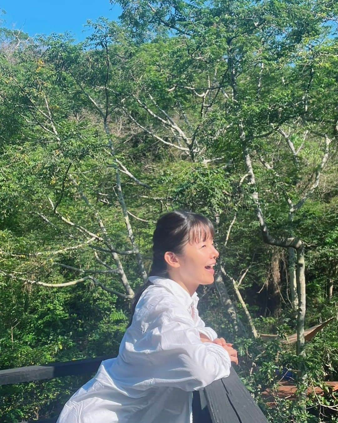 小西真奈美さんのインスタグラム写真 - (小西真奈美Instagram)「沢山の嬉しいお祝いの言葉を頂き ありがとうございます。  もし90歳まで生きたとしたら、 折り返し地点、来ましたね。  年齢を重ねるごとに思うのは、内側がより深く、豊かな人になっていきたいと思っています。  日々、色んなことを学んだり、チャレンジしたり、そのことが、大切な人たちが毎日を健やかに笑顔で過ごしていく為の材料に少しでもなれていることが嬉しくて、益々、学ぶ意欲が湧いてきます。  やっぱり大好きな人たちには、 毎日、笑っていてほしいですから☺️  いつも応援してくださる皆様。 支えてくださる皆様。 優しい言葉や笑顔をくださる皆様。  本当にありがとうございます。  皆さんがこれからも健やかで、 笑って過ごせることを願っています✨  たくさんの感謝を込めて。  #ありがとうございます #健康第一 #笑顔も大事 #誕生日は感謝祭 #素敵な方に編み込みプレゼントいただきました🙎‍♀️ #森」10月28日 21時10分 - manami.official