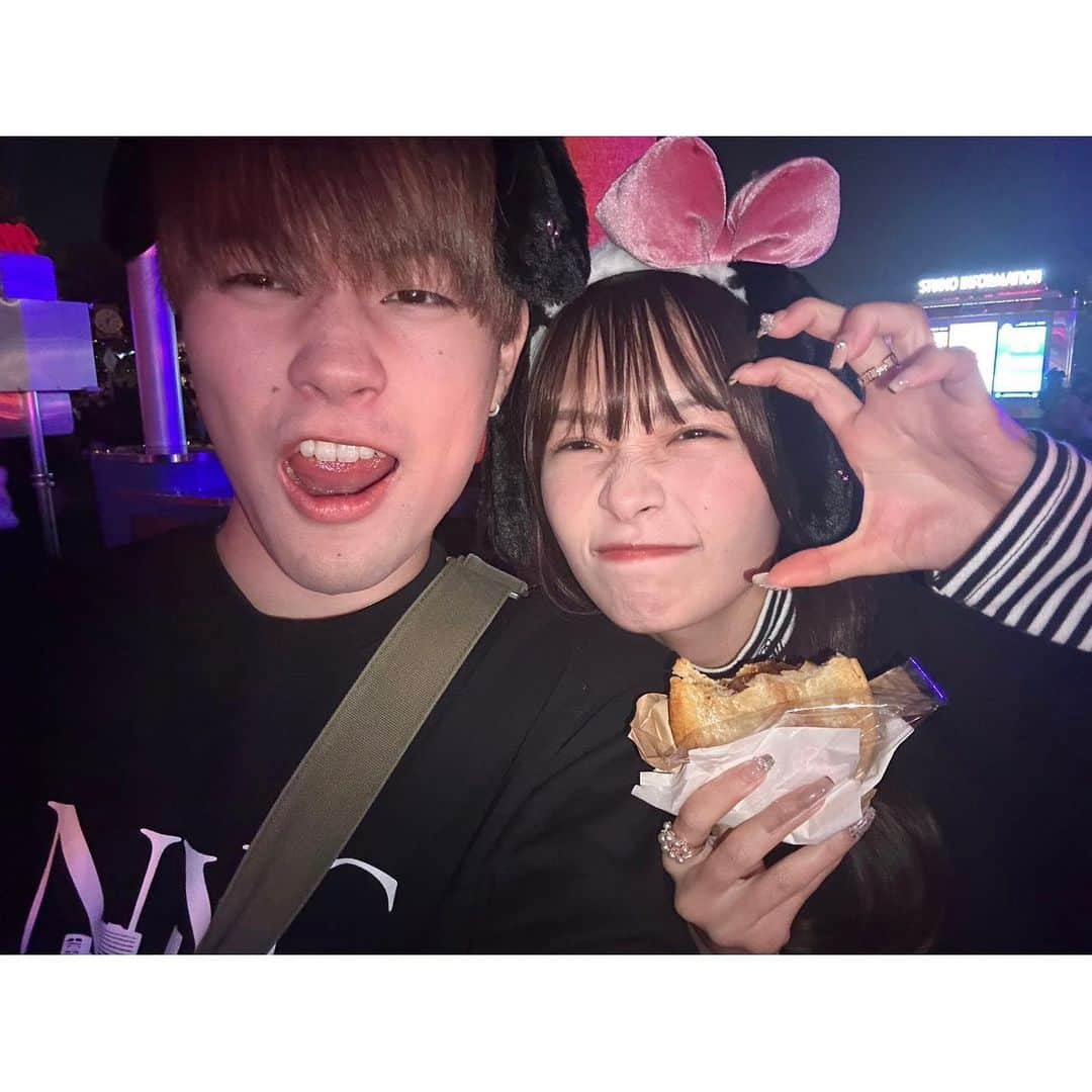 咲奈のインスタグラム：「 瑛士と初めてホラーナイト行ってきた🧟‍♀️🌙♡  お目当てのもの食べて、お揃いのカチューシャつけていっぱい写真撮って、まったり過ごしたユニバも楽しかった( ◜ᴗ◝ ) また行きたいね〜〜  えいありがとう！！🫶🏻❤️」