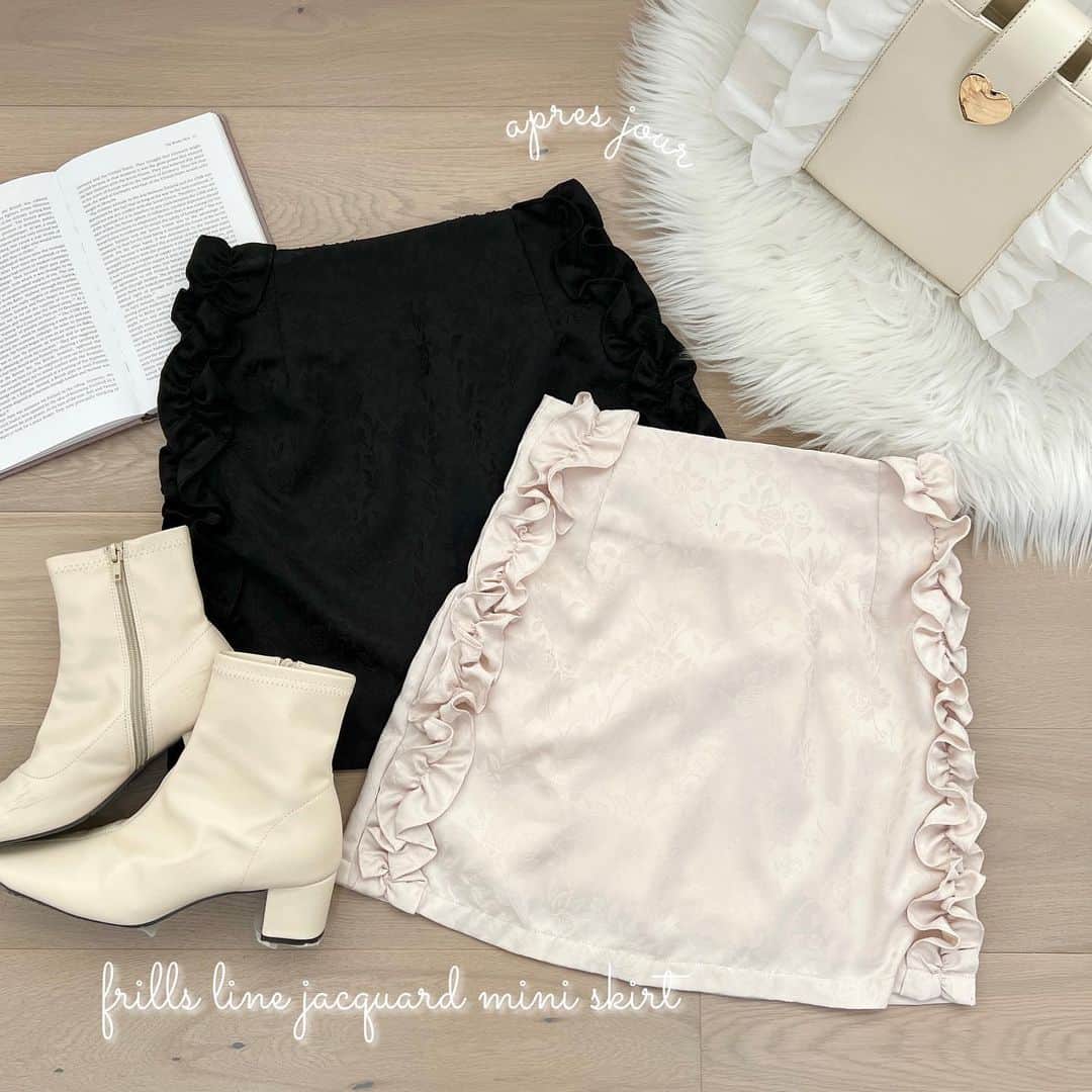 apres jour(アプレジュール) のインスタグラム：「【new arrival🎀】販売中！ ⁡ ◆着回しの効く、上品で可愛らしいサイドジャガードフリルスカート ⁡ 広がりすぎない絶妙なシルエットで細見え効果抜群です！ ウエスト後ろはゴム仕様になっているため、 ストレスフリーな履き心地♪  花柄生地と両サイドにジャガードフリルを使っており、 上品で高見えするデザインとなっております！  シーズンレスで着用できる着回しの効く優秀なボトムなので、 ブラウスやニット、スウェットなど様々なコーディネートをお楽しみいただけます！  ⁡ #フリルラインジャガードミニスカート 商品番号🔎986400 サイズ…F/XL ¥2,995(taxin) ⁡ ⁡ こちらの画像はインスタ用に加工しておりますので、カラーの雰囲気が実際の商品と異なる場合がございます。 商品ページにてカラーのご確認をお願い致します。 ⁡ #ZOZOでしか買えない #アプレジュール #アプレ部」