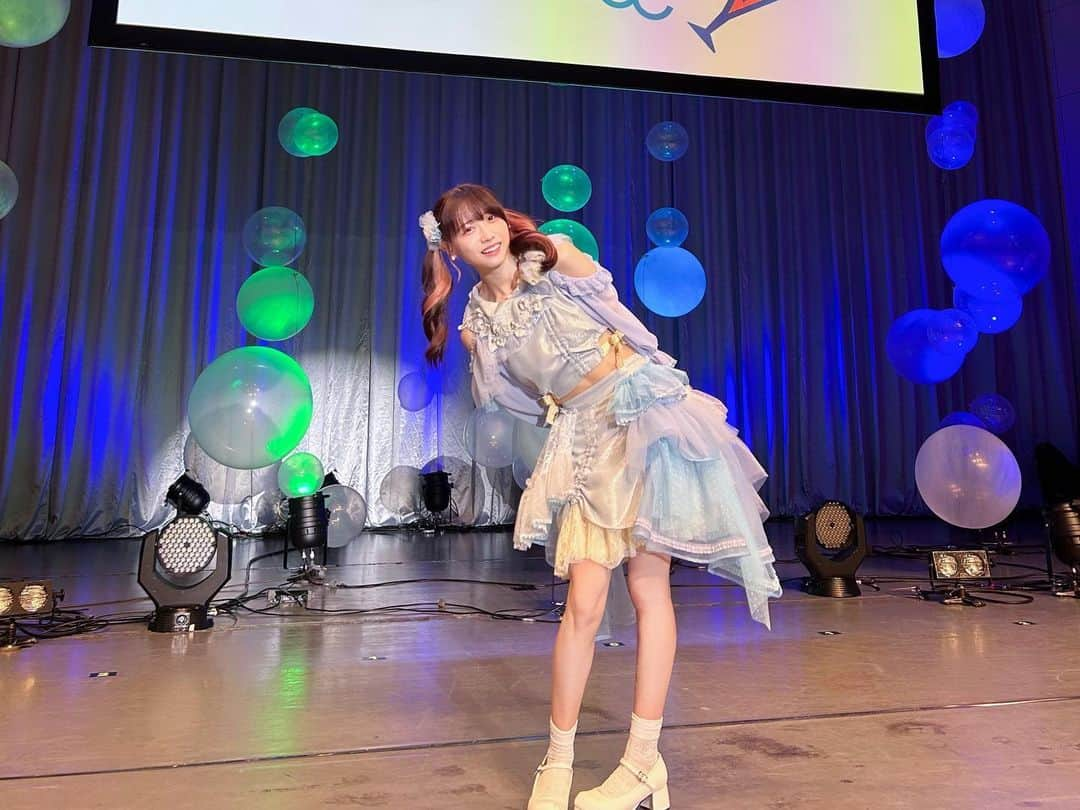 来栖りんさんのインスタグラム写真 - (来栖りんInstagram)「今日は来栖りん1st LIVE Happy Lucky Partyにご来場いただきましてありがとうございました！！！  みんなの声がおっきくて、みんなのペンライトきらきらしてて、タオルもぶんぶんふってくれて！！皆と作るライブってほんとに私の宝物だし一人一人のことが大好きだなって改めて感じた素敵な時間になりました。  新曲『SUMMER JOY』も『クアーフの海』も初披露できて、皆想像の何倍も喜んでくれてとっても嬉しかったよありがとう🥳  これからもどうか一緒に色んな景色を見てくれたら嬉しいな！！今日は本当にありがとう！！！」10月28日 21時11分 - ringring_rin