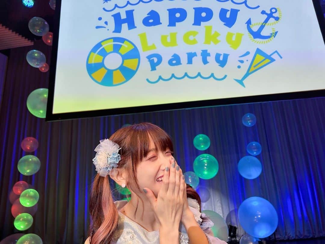 のインスタグラム：「今日は来栖りん1st LIVE Happy Lucky Partyにご来場いただきましてありがとうございました！！！  みんなの声がおっきくて、みんなのペンライトきらきらしてて、タオルもぶんぶんふってくれて！！皆と作るライブってほんとに私の宝物だし一人一人のことが大好きだなって改めて感じた素敵な時間になりました。  新曲『SUMMER JOY』も『クアーフの海』も初披露できて、皆想像の何倍も喜んでくれてとっても嬉しかったよありがとう🥳  これからもどうか一緒に色んな景色を見てくれたら嬉しいな！！今日は本当にありがとう！！！」