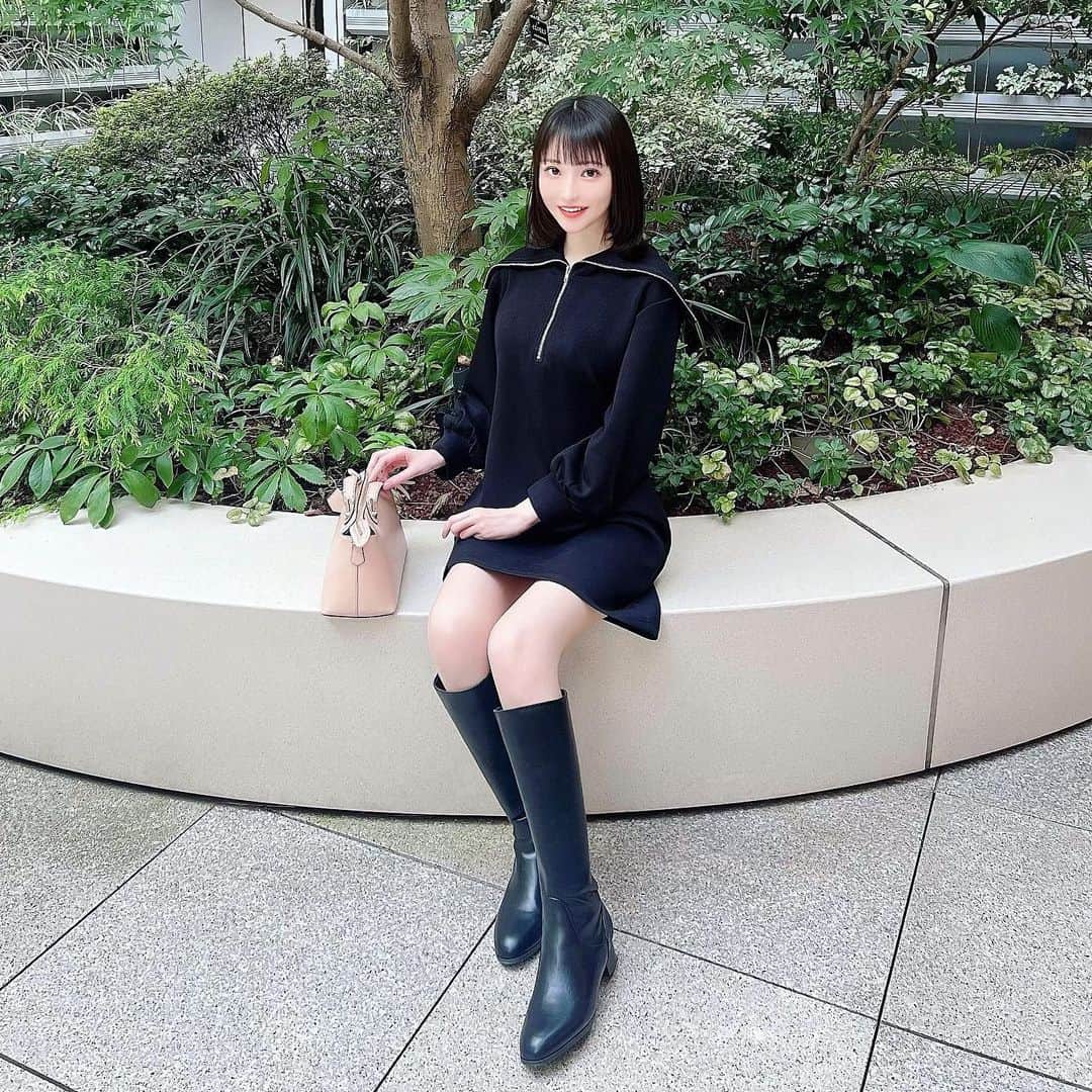 Machikoのインスタグラム：「ハーフジップミニワンピ🖤 👗 @tocco_closet #toccocloset #トッコクローゼット 👢 @grl_official #grl #グレイル  れいちぇるとお出掛けした日のコーデ🖤」