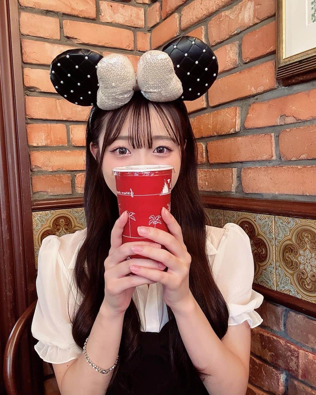 桜田結愛のインスタグラム：「・  お友達とディズニーランドに 行ってきました〜！  だいすきなスペースマウンテン ２回も乗れて楽しかった🥳  #disneyland  #ディズニーランド  #dハロ #ディズニーコーデ  #ディズニーハロウィン  #ootd #fashion  #05 #ljk #高校生」