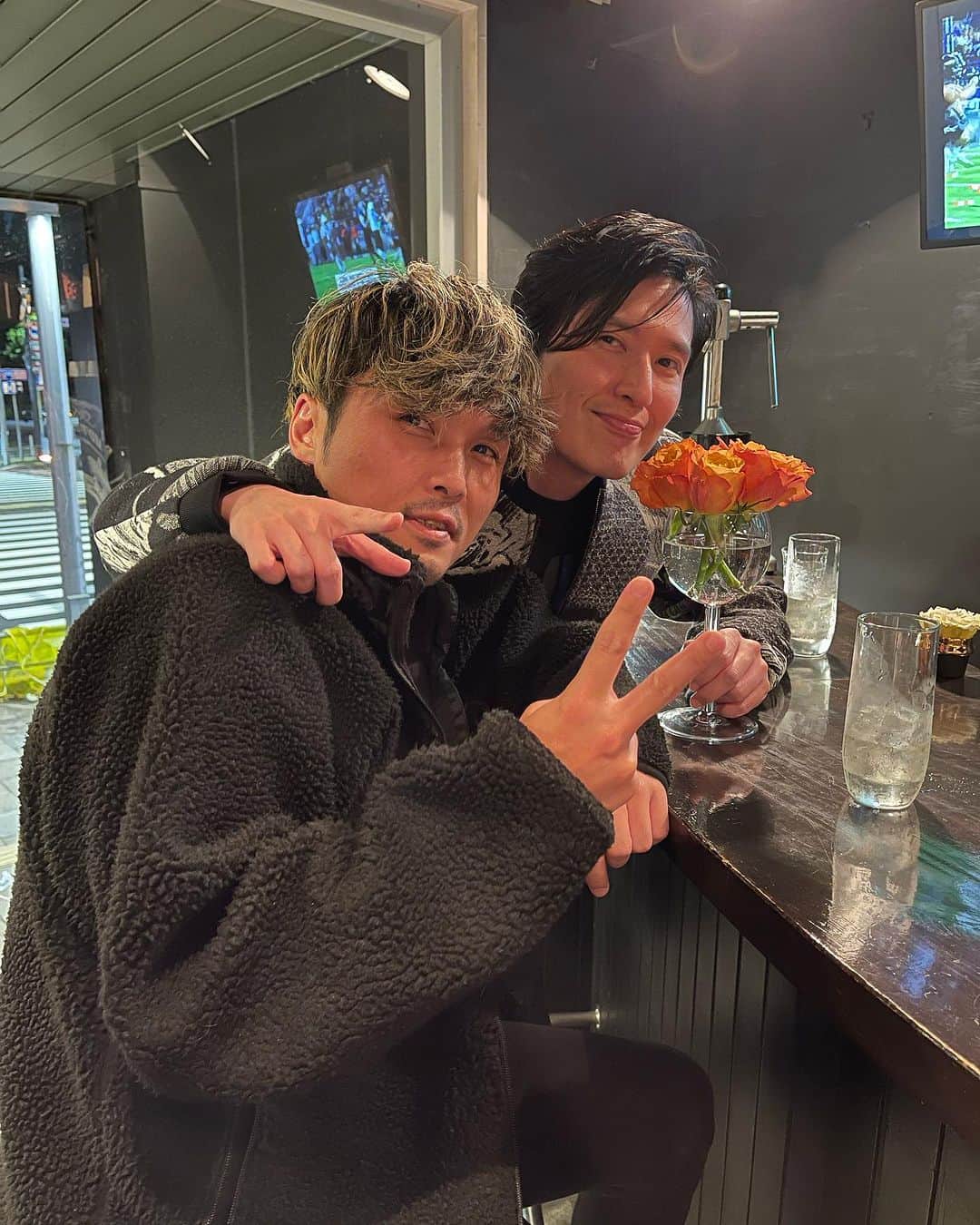 のインスタグラム：「吉田翔平とのツアー千秋楽🍂 楽しいひとときをありがとうよっしー。 ウエンツの瑛士ちゃんも来てくれて嬉しかった~ 仲間を引き合わせて、 それからまた何かを生み出す作業が、本当に幸せ。 キョードーの首脳陣もありがとうございます😆 なによりも、皆様のお陰様で御座います！ 明日からソロツアーがんばります~」