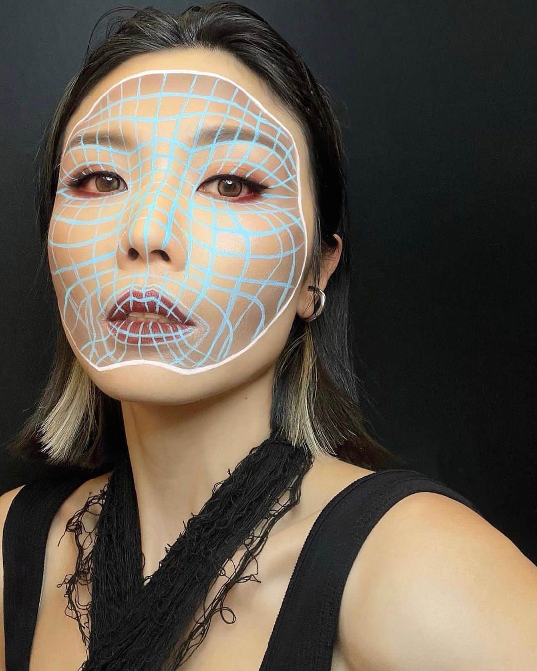 シュウウエムラのインスタグラム：「game your halloween makeup with artistry that is out of this dimension. ⁠👾🎮️⁠ ⁠ ぞっとするようなアーティストリーで、ハロウィンのメイクアップを盛り上げよう👾🎮️。⁠ ⁠ makeup artistry by shu uemura atelier artist @gabeku_shuuemura, hong kong.  ⁠ #shuuemura #シュウウエムラ⁠ #shuartistry #shuuemuraartist ⁠ #halloweeninspo #halloweenmakeup ⁠」