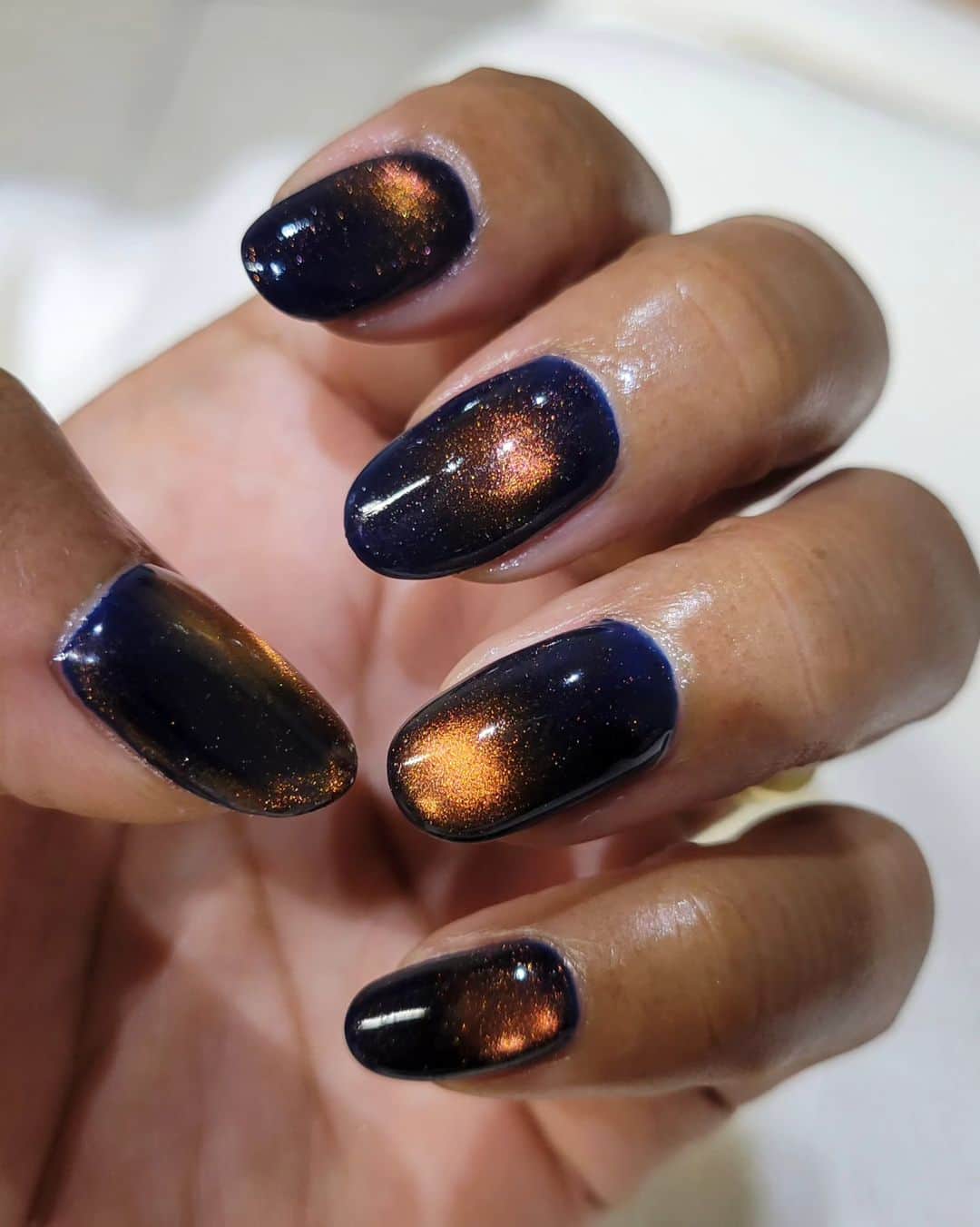 Crystal Kayのインスタグラム：「Got the galaxy in my hands 🌌  コンにオレンジのマグネットだよ🫶」