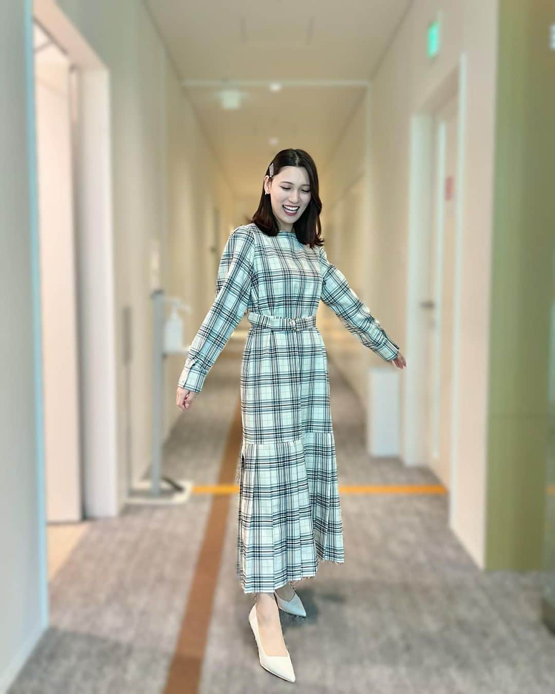 大竹彩加さんのインスタグラム写真 - (大竹彩加Instagram)「プロのヘアメイクや衣装👉@hbc_ayakaotake     「ブラキタ」ありがとうございました🍁 美味しいもの盛りだくさんの日でしたね🤤     今日の髪型のポイントは、シルバーのヘアピン🫶🏻 外ハネにしてヘアピンをつけるだけの シンプルなヘアアレンジなんですが 色んな方から大絶賛されるぐらい人気でした😳♡  簡単だからお休みの日もサクッと真似できそう ＆お呼ばれヘアにも良さそう🥰保存推奨です✊🏻     衣装は、秋らしくチェック柄のワンピース‎🤍 アイスブルー×茶色×黒のチェックなので 子どもっぽくならずにキレイめな印象に✨                        #hbc #北海道放送 #hbcテレビ #ブラキタ #札幌 #アナウンサー #大竹彩加 #ミディアム #セミロング #長め前髪 #外ハネ #ヘアピンアレンジ #ヘアピン #シンプルヘア #簡単ヘアアレンジ #お呼ばれヘア #ヘアアレンジ #パールイヤリング #骨格ウェーブ #ワンピース #チェックワンピース #ブルベコーデ #アナウンサー衣装 #衣装 #ブルベ夏 #ブライトサマー #イエベ春 #ブライトスプリング #顔タイプフレッシュ #日常に彩りを加える日記」10月28日 21時17分 - hbc_ayakaotake