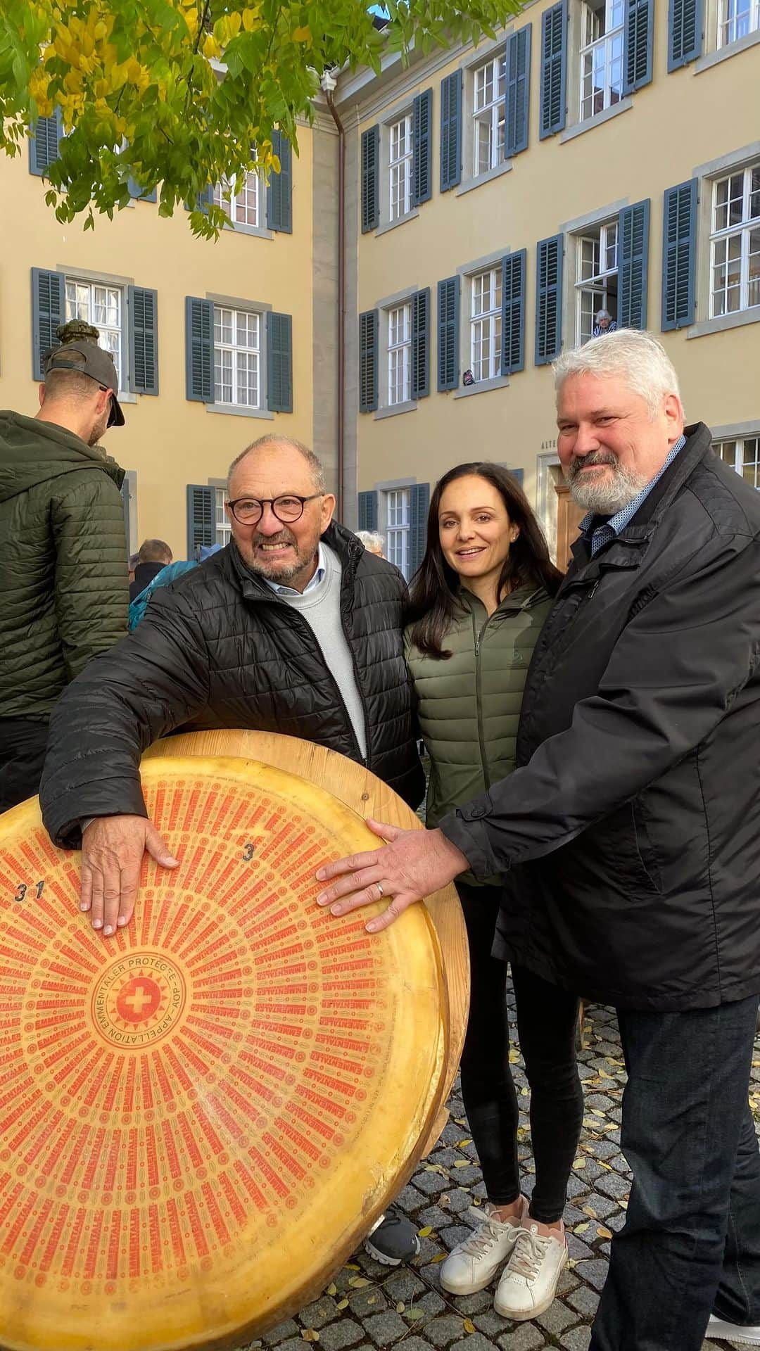 サラ・マイアーのインスタグラム：「Dieser 100-Kilo-Emmentaler wurde diese Woche von der Käserei in Zäziwil BE bis in den Verkaufsladen Jumi in Winterthur gerollt! Ich durfte im Endspurt mithelfen, um dieses Schweizer Traditionsprodukt zu unterstützen. Obwohl: Für einen Spurt müsste ich noch ein bisschen üben 😂 Im Essen war ich einiges besser 🧀 ☺️  #emmentaler #jumi」