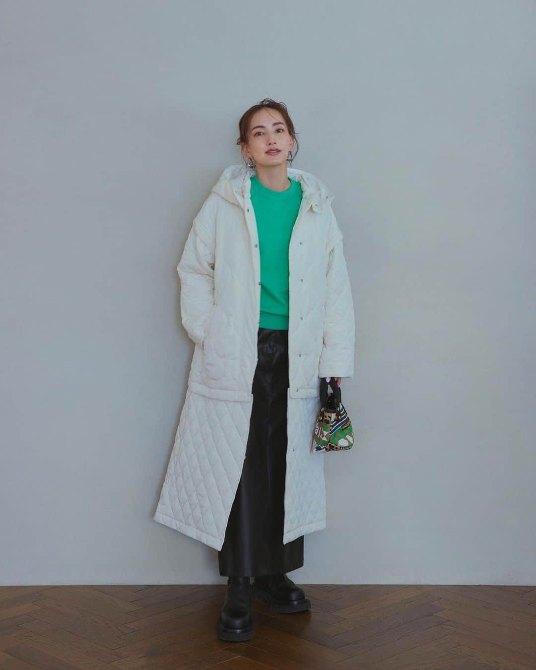 オブレクトのインスタグラム：「辻元舞さん @mai_tsujimoto とのインスタライブ、たくさんの方にご視聴いただきありがとうございました♡ ぜひアーカイブもございますのでご覧ください✨  こちらは発売したばかりの、辻元舞さん× oblekt コラボ　裾を取り外せて、ロング丈とショート丈、どちらも楽しめる仕様のキルティングコート✨更に、袖をとればジレコートにもなります♡ 秋口から真冬まで長く活躍してくれる万能コートです♪  Multiple Quilted Coat Color.オフホワイト / ブラック ¥39,600（include tax）  軽く羽織れて暖かいストレスフリーなキルティングコート🌿ふわふわした中綿入りで、びっくりするほどエアリーな着心地✨ 裾は取り外せて、ロング丈とショート丈、どちらも楽しめる仕様に。 更に、袖をとればジレコートにも！ 秋口から真冬まで長く活躍してくれます✨ フードも取り外し可能で、すっきりとしたノーカラーに印象チェンジも可能。幅広い着こなしが楽しめる一着です。  ばさっと羽織れるたっぷりしたシルエットと後ろが少し長めのデザイン🌱前後左右、どこから見てもかわいいコートです✨ 舞さんのこだわりがたっぷりと詰まったアイテムとなります✨  辻元舞さんとoblektのコラボアイテム好評発売中です🌿 今回のコンセプトはデザイン性や着心地、機能性はもちろんのこと、1着で何パターンも着られる「着回し力」のある服。舞さんのこだわりがたっぷり詰まっています！ スペシャルコンテンツも公開中です💛  詳しくはoblekt 公式オンラインストアをご覧ください✨  #oblekt #オブレクト #辻元舞 さん」