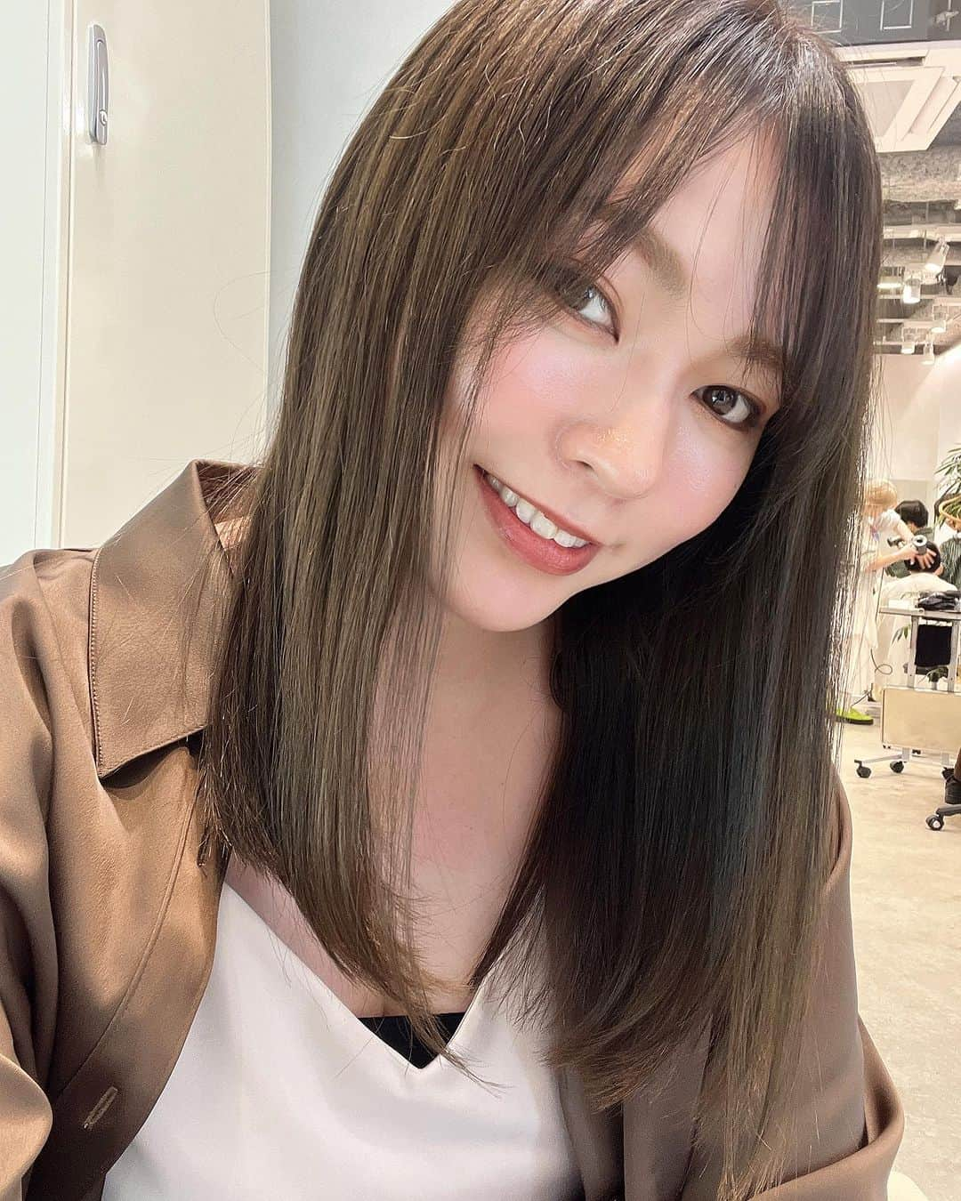 樋浦舞花のインスタグラム：「・ @films_hair   メンテナンス✂︎ いつもありがとうございます😍  ヘアカラー @gogosuo0 🙏🏻  ヘアアレンジ @films.noa 🙏🏻  次はあんころをカットしてもらいに お邪魔します😆🫶🏻」