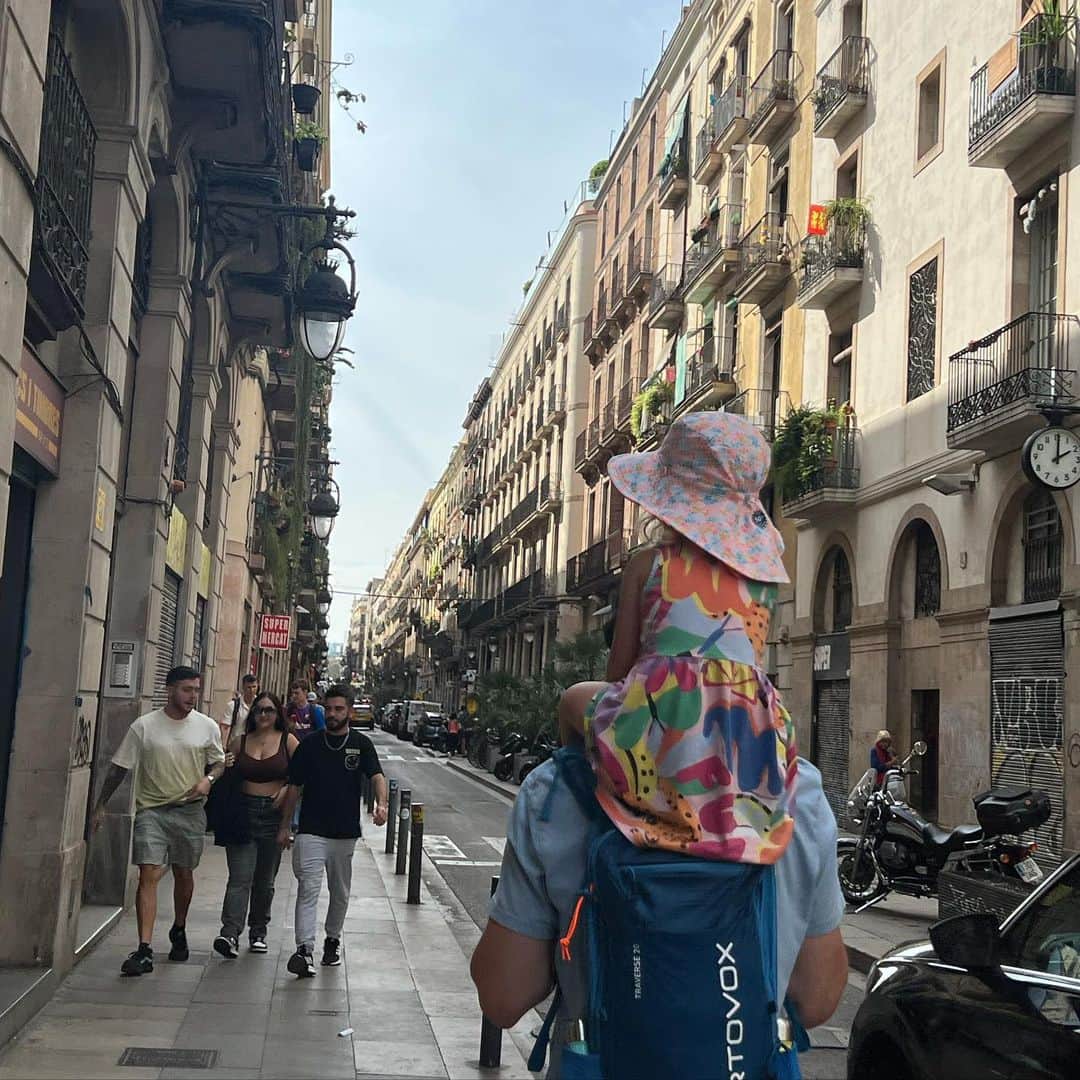 薮下柊さんのインスタグラム写真 - (薮下柊Instagram)「バルセロナのピカソ美術館も旅行中に行きました〜☺️  中世の雰囲気が素晴らしい場所にあるピカソ美術館はとっても魅力的✨  時代ごとに画風が異なるピカソの作品は本当に面白い✨  ミロもそうやけど、歳を召すほど、子供っぽく、お茶目に、またシンプルになるのが不思議😊✨  また行きたい☺️  そして大好きなスペイン料理を堪能できたのがめっちゃ幸せ！  イカ墨のパエジャ(パスタverのパエリア)が美味しすぎてびっくり🥹 ムール貝も大好きやから、プリップリなのを沢山食べて大満足〜  えみちが教えてくれてんけど、 @can_sole ←ここのレストラン、ほんまに美味しいからバルセロナに行く際は是非、予約して行って欲しいです😏✨　ありがとうえみち!　@emika_kamieda   スペイン産のワイン、サングリア🍷も嗜んで、人もとっても陽気で温かくて、良い街でした🫶🏻  サクラダファミリア完成する頃にまた行きたいなあ🧚🏻‍♀️  #バルセロナ　#スペイン旅行  #barcelona #海外旅行　#美術館 #美術館巡り　#art #museum #pablopicasso」10月28日 21時20分 - __yabushita_shu__