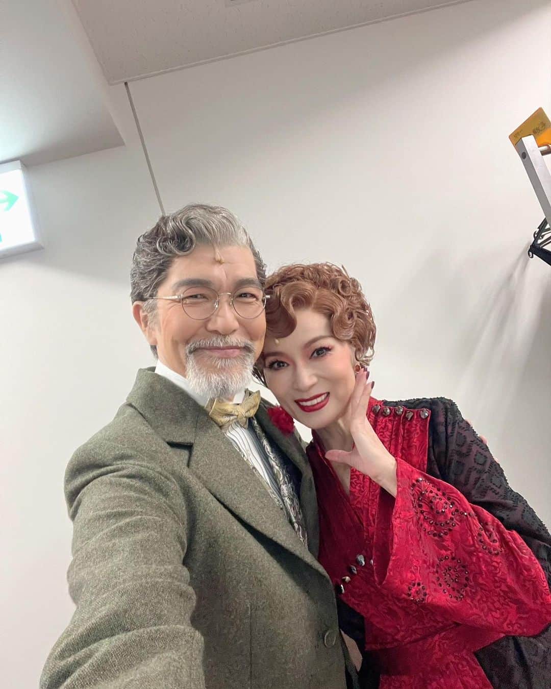 のインスタグラム：「今日の公演で ブラド　#大澄賢也 さまと 最後のステージでした♪ 毎回あつーいシーンでした。  ありがとうケンヤさーん  楽しかったよ  またいつかどこかでね  感謝  #マルシア  #アナスタシア」