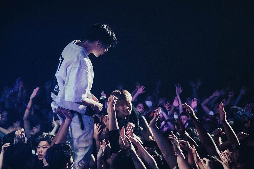 AG（エイジ）のインスタグラム：「明日はNothing's Carved In Stoneと仙台 楽しみだ😈 📷 by @nekoze_photo  #noisemaker #nothingscarvedinstone」