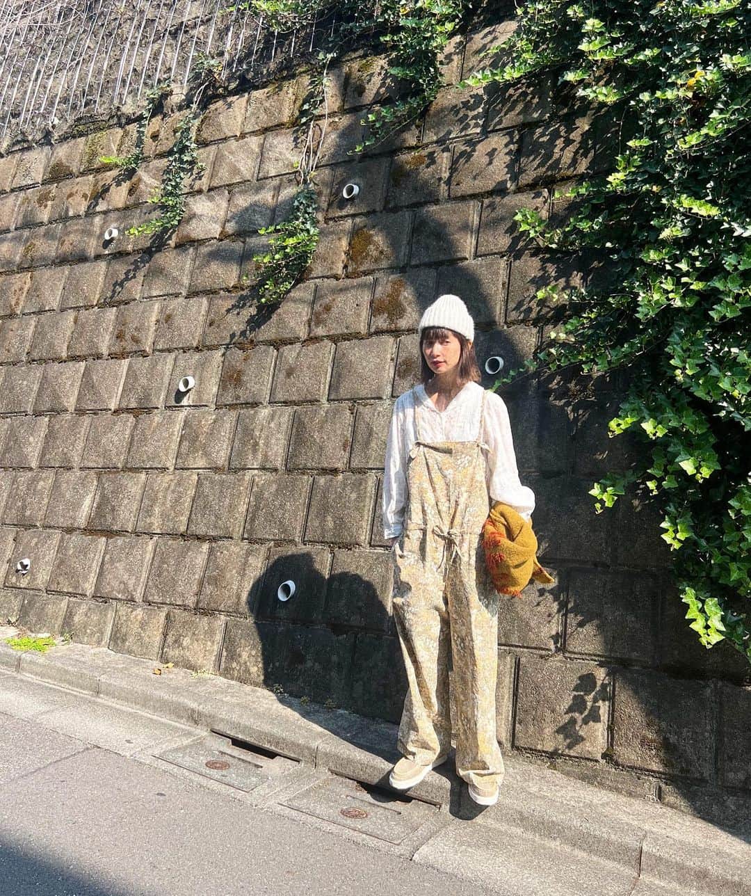 kazumiのインスタグラム：「今日の私服💛🧡 昨日ゲットしたばかりの @koloni_atelier の 花柄サロペが可愛くて早速😻🫶  @nest_robe のブラウス @studioclip ×kazumiコラボモカシンショートブーツ @crahug.official × @pols_pols ×kazumiコラボストール いよいよ発売が開始しました🧣❤️ 可愛い3色のストールができたので😻 是非サイトでチェックしてくださると嬉しいです🙇🏻‍♀️✨  . #akoloni#studioclip#crahug#pols#kazumiコラボ#outfit#wear#私服#cordinate」