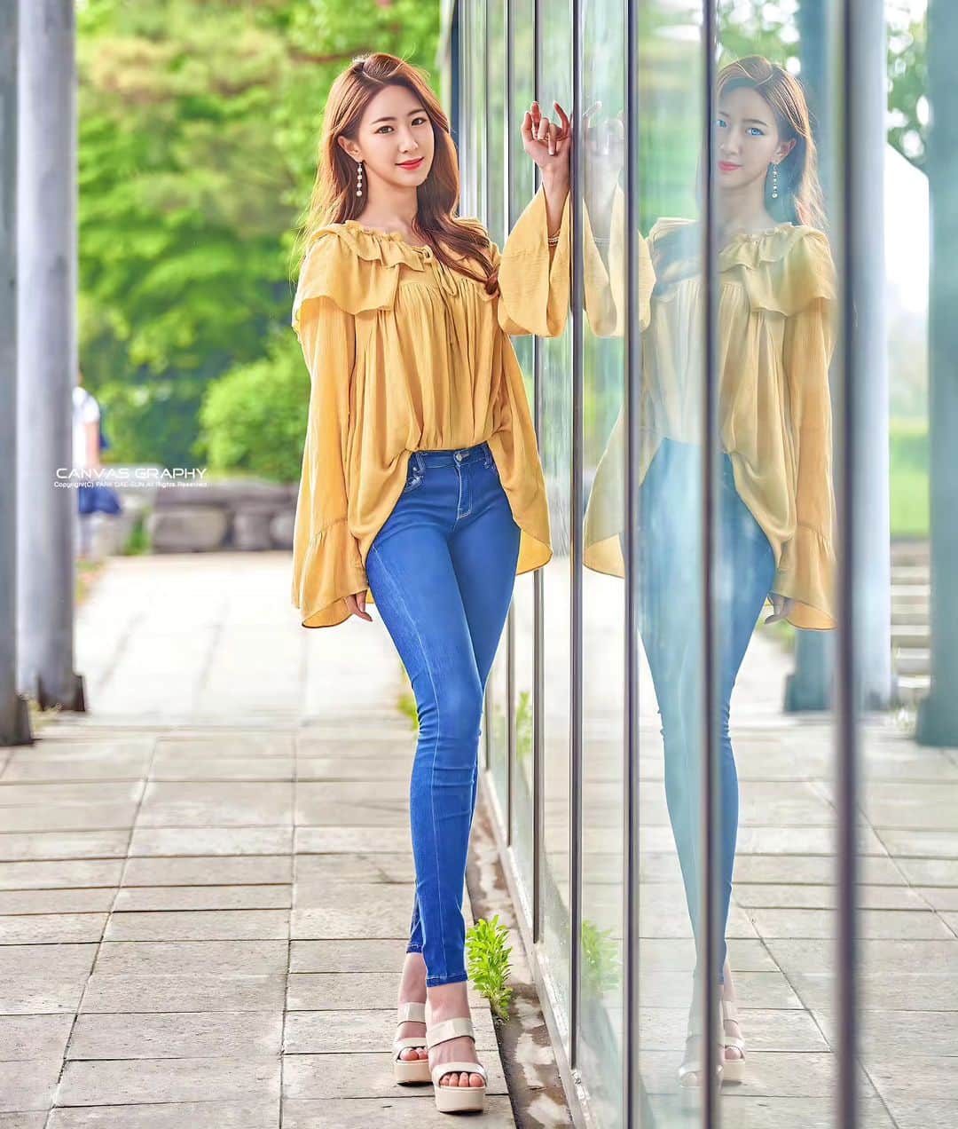 のインスタグラム：「. . . Photo & Edit : 캔바스 @canvas_graphy @canvas_mono __________________________________________  캔바스의 모든 사진은 무단 사용을 불허합니다. Copyright (c) CANVAS All Rights Reserved. __________________________________________  #캔바스 #캔바스그라피 #포즈맛집 #레이싱모델 #모델촬영 #모델출사 #스냅 #촬영문의 #개인촬영 #섹시미 #건강미 #글래머 #mood #koreamodel #koreangirl #modelphotography #nikon #nikonphoto #nikond4s」