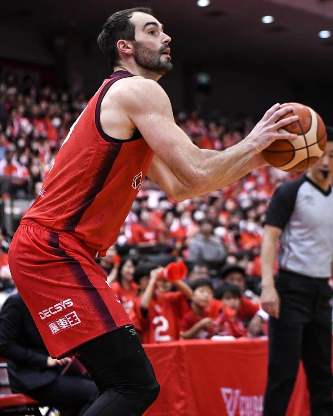 千葉ジェッツさんのインスタグラム写真 - (千葉ジェッツInstagram)「試合風景|ω･)📸  B.LEAGUE2023-24 vs.FE名古屋  🏀試合終了🏀 千葉J 79-69 FE名古屋  #3連勝 #明日も頑張ろう💪 #chibajets #Bリーグ #千葉ジェッツ #バスケ #basketball #portrait  #photograph #ジェッツ写真部 #レンズ越しの世界 #応炎📣🔥 #ありがとうございました✨」10月28日 21時25分 - chibajets_official