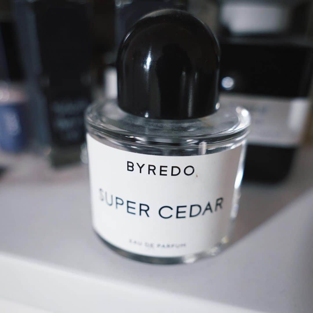 並木一樹のインスタグラム：「昔から愛用してる @officialbyredo  のスーパーシダー🧵  深い森みたいな香りで嫌味なくナチュラルな自然な香りが好きです♪  #byredo #バイレード #香水#フレグランス」