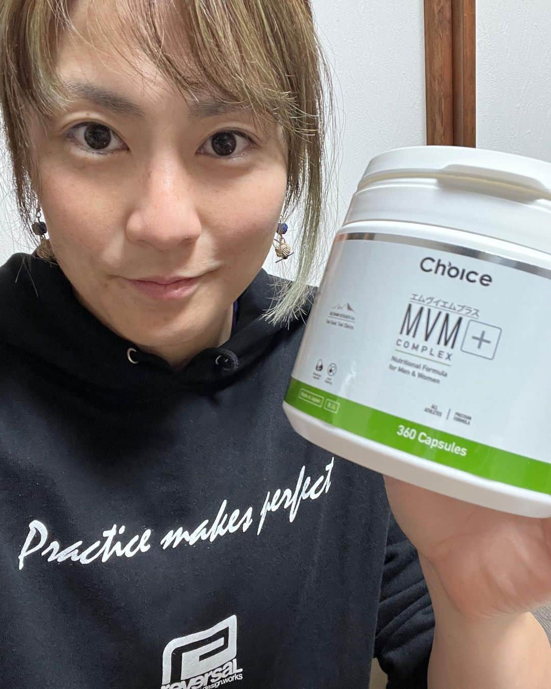 石岡沙織のインスタグラム：「@choice.protein  #mvm ビタミンが、新しくなりました☺️✨ トレーニングも日常も、体の細胞たちの動きを良くして、せっかく頑張ったのが勿体無い、をなくしましょう🙌 #ビタミン #チョイスプロテイン  #チョイスサプリ #mvm」