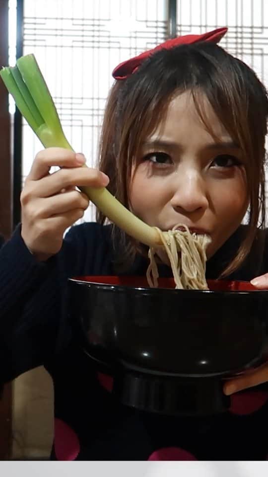 のインスタグラム：「โซบะสุดแปลกที่คนญี่ปุ่นต้องใช้ต้นหอมแทนตะเกียบ จะคีบได้มั้ยนิ #ญี่ปุ่น」