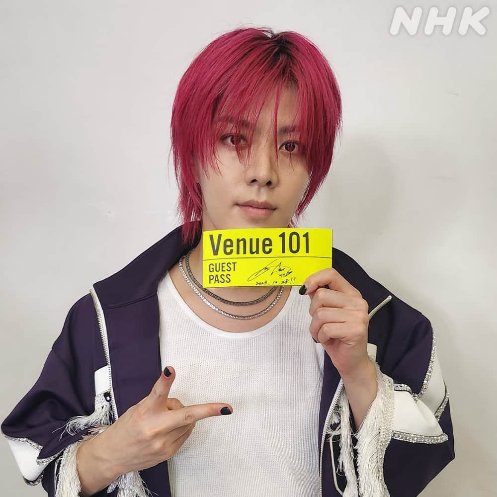 NHK「シブヤノオト」さんのインスタグラム写真 - (NHK「シブヤノオト」Instagram)「「Venue101」 このあと23時から生放送⚡  💚NCT 127💚①  ゲストパスに サインをいただきました🎫🖊  #NCT127 #Venue101」10月28日 21時30分 - nhk_venue101