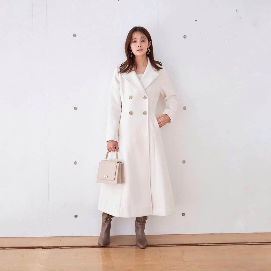 MERCURYDUOのインスタグラム：「《 NEWARRIVAL 》 ⁡ ／ 　ウエストのくびれ効果抜群！ 　最強美シルエットコート ＼　 ︎ ⁡ #フィットアンドフレアロングコート color:ivory/black size:S/M ⁡ ⁡ ⁡ アイテム詳細は投稿の商品タグ、 または @mercuryduo_comの トップURLからCHECK！ ⁡ ⁡ ⁡ ※人気アイテムは数に限りがありますのでお早めに ⁡ ⁡ ＿＿＿＿＿＿＿＿＿＿＿＿＿＿ ㅤ ⁡ 人気スタッフのコーディネートはこちら ▶︎ @mercuryduo_styling  ⁡ #MERCURYDUO #マーキュリーデュオ #公式通販runwaychannel ⁡ ＿＿＿＿＿＿＿＿＿＿＿＿＿＿ ㅤ #ロングコート#olコーデ#細見えコーデ #大人可愛いコーデ#フェミニンコーデ #きれいめコーデ#デートコーデ#デート服」
