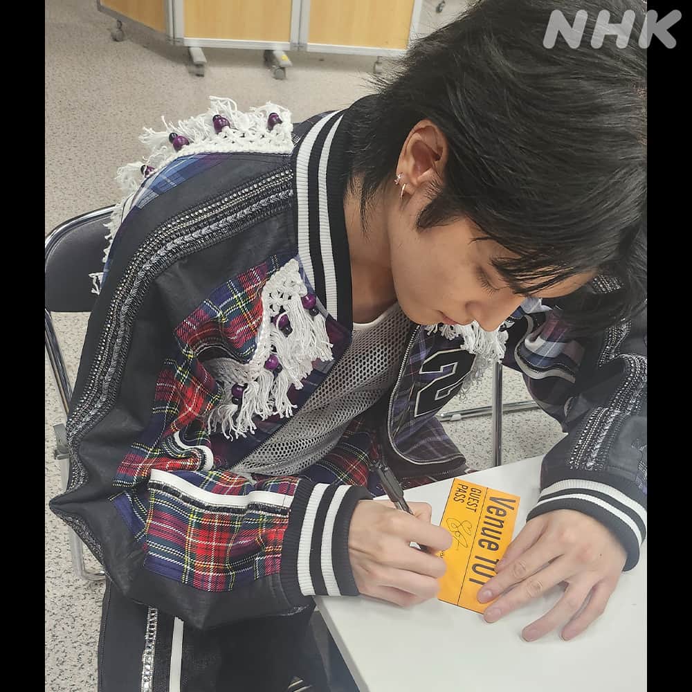 NHK「シブヤノオト」さんのインスタグラム写真 - (NHK「シブヤノオト」Instagram)「「Venue101」 このあと23時から生放送⚡  💚NCT 127💚②  ゲストパスに サインをいただきました🎫🖊  #NCT127 #Venue101」10月28日 21時34分 - nhk_venue101