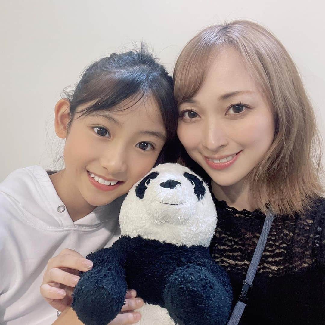 白井美帆のインスタグラム：「#ジャパンモビリティショー2023 めちゃくちゃ懐かしいイベントで嬉しかったです❤️ 渡部紗絵ちゃん @s.a.e.t.a.n0510 豊田合成ブースに出演しています。土日祝はいます♪ 2枚目は事務所のりくくんが来てくれたので3人で📷 @riku.07.02  さえちゃんのステージを見守ってたらみほちゃんみほちゃん！！と10年以上前にイベントMCとかやってた頃のファンの方に声をかけていただき驚きました🫢 10年前とは姿形変わってるけどよく気付いたねって。 結婚した？！昭和のモデルなんだから早くしなきゃ！ってわけのわからないこといってどこかへ行きました笑笑」