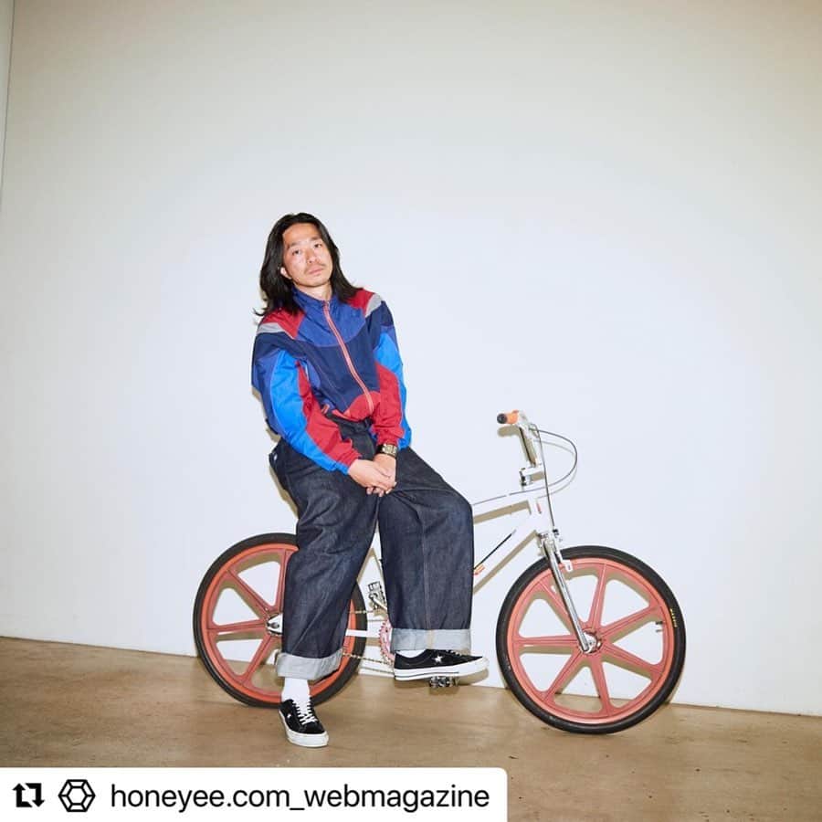 ファセッタズムさんのインスタグラム写真 - (ファセッタズムInstagram)「#Repost @honeyee.com_webmagazine with @use.repost ・・・ ［FEATURE］「ファッションデザイナー 落合宏理 のバランス力学| FACETASMとコンビニエンスウェア、両極を手がけるデザイナーの現在地」  ファッションフリークを中心とした層に支持され、東京を代表するブランドの一つになったFACETASM。  躍進を続けるFACETASMのデザインを手がける落合宏理が近年取り組んでいるのが、2021年からディレクターに就任したコンビニエンスストアチェーンのファミリーマートで販売するコンビニエンスウェア（Convenience Wear）である。  FACETASMでは海外のコレクションにも積極的に進出して世界のファッション好きを虜にするエッジなデザインを手がけ、一方で年間延べ55億人が利用すると言われる日本のファミリーマートでは老若男女に向けた全方位アパレルを提案。  取材場所に颯爽とMTBで登場した落合に、“エッジ”と“マス”の両極、そのデザインのバランス感覚を聞いた。  @facetasmtokyo  @ochiaihiromichi  #facetasm  #落合宏理  #コンビニエンスウェア」10月28日 21時34分 - facetasmtokyo