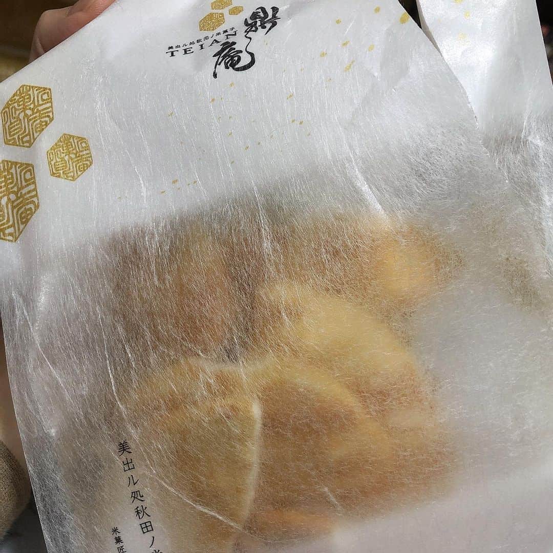 鳥居みゆきのインスタグラム：「今日お会いした鼎庵の米田さんに戴いたお煎餅 淡雪ふわりは食べたことあったけどこれすごい金の鼎庵 信じられないくらい美味い 信じない いや信じる 秋田の米菓けど明日までやってる東京中野の「東北絆まつり」で出店してるみたいなんでこの機会に是非！って宣伝してって言われてもないのに言いたくなった うわー感動ほんと分かち合いたい #鼎庵 #テイアン #中野東北絆まつり」