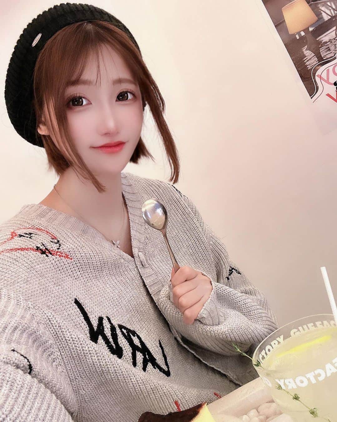 明日花リナのインスタグラム：「外歩いてたら急にドシャ降りになって入ったカフェ☔️🩵 お洒落なお店で癒されました💞 テーブルが水でできてて、友達が普通に肘突っ込んでてめっちゃ笑った🙈www楽しかった♡ チーズケーキ美味しかったからまた行きたいな♡  #guftokyo」