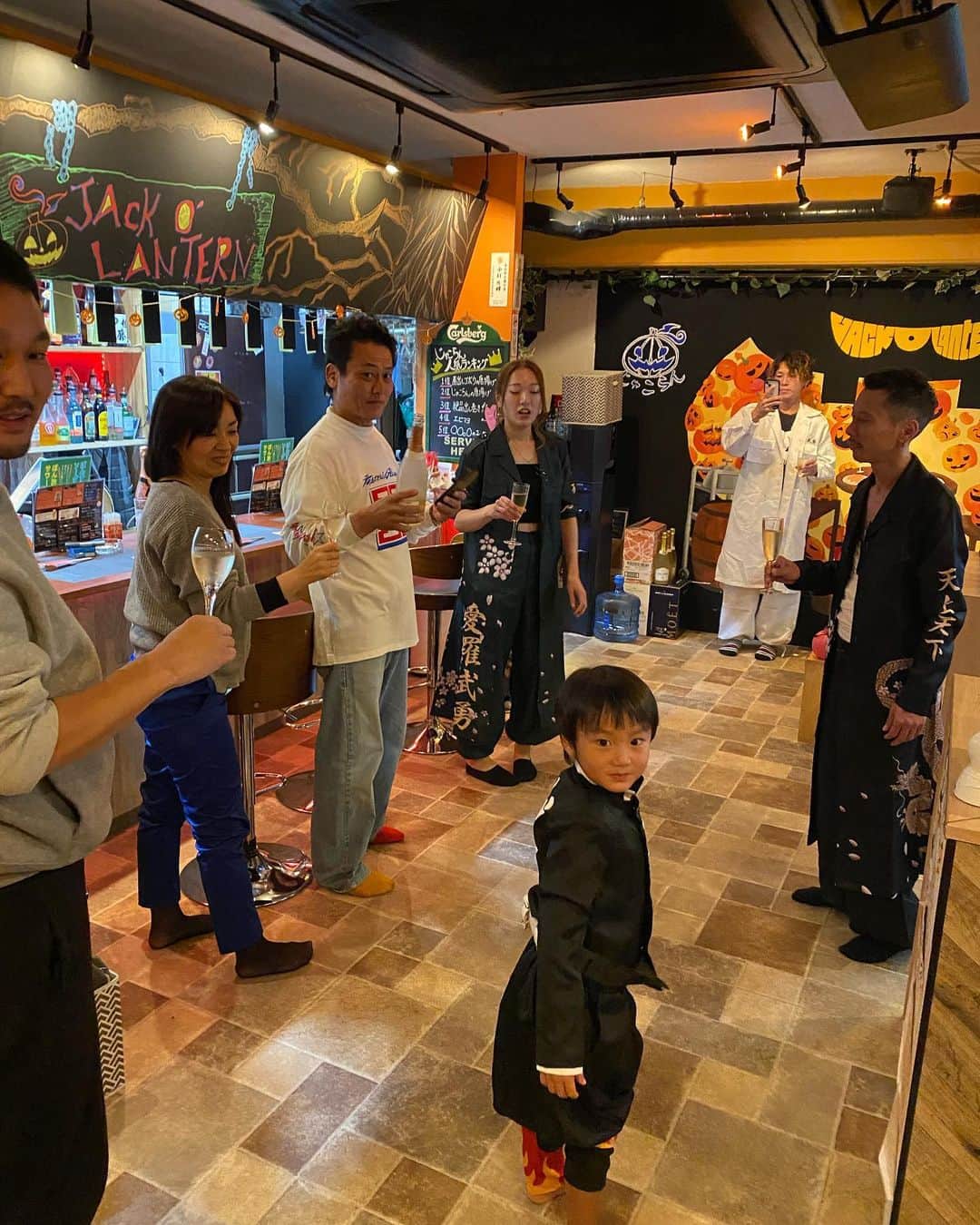 輝良まさとさんのインスタグラム写真 - (輝良まさとInstagram)「・ 夕方は知人のお誕生日イベントへ🎂 煉獄さんのコスプレで行きました🤣🔥 うまい棒が食べ放題のお店なのですが、真那人はふと見たら7本も食べてて絶句…😅 お昼寝していなかったので、18時から1時間だけ顔を出して帰宅したのですが、我らはシャンパンもご馳走になっちゃいました🍾  帰り道、とある店の前に『FREEテキーラ』の文字を見つけ主人と笑っていたらお店の方が出てきてくれて、ノリでみんなで乾杯🤣笑 テキーラなんて真那人が産まれてから飲んでいなかったので、懐かしい青春の味がしました🤣🤣🤣笑  #ハロウィン#コスプレ#鬼滅の刃#煉獄さん#テキーラ#久しぶり#美味しかった#レインボーベビー#レインボーベビー真那人#令和元年ベビー#6月生まれ#6月11日#4歳4ヶ月#幼児#やんちゃ#活発#元気いっぱい#可愛い#愛おしい」10月28日 21時35分 - kirahama0703
