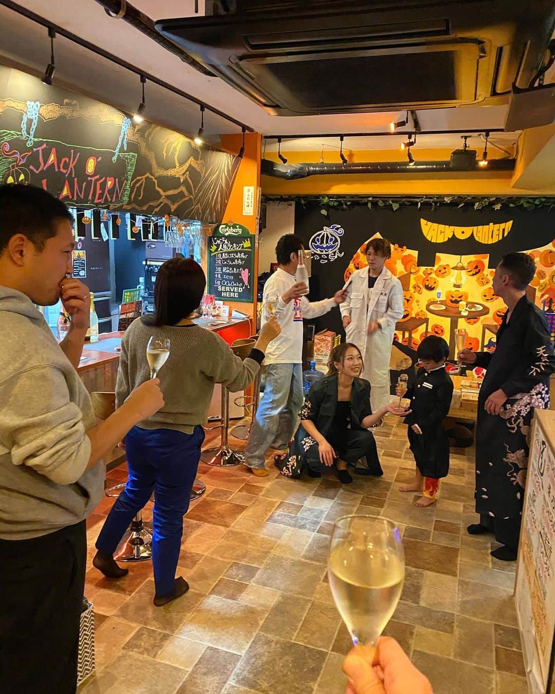 輝良まさとさんのインスタグラム写真 - (輝良まさとInstagram)「・ 夕方は知人のお誕生日イベントへ🎂 煉獄さんのコスプレで行きました🤣🔥 うまい棒が食べ放題のお店なのですが、真那人はふと見たら7本も食べてて絶句…😅 お昼寝していなかったので、18時から1時間だけ顔を出して帰宅したのですが、我らはシャンパンもご馳走になっちゃいました🍾  帰り道、とある店の前に『FREEテキーラ』の文字を見つけ主人と笑っていたらお店の方が出てきてくれて、ノリでみんなで乾杯🤣笑 テキーラなんて真那人が産まれてから飲んでいなかったので、懐かしい青春の味がしました🤣🤣🤣笑  #ハロウィン#コスプレ#鬼滅の刃#煉獄さん#テキーラ#久しぶり#美味しかった#レインボーベビー#レインボーベビー真那人#令和元年ベビー#6月生まれ#6月11日#4歳4ヶ月#幼児#やんちゃ#活発#元気いっぱい#可愛い#愛おしい」10月28日 21時35分 - kirahama0703