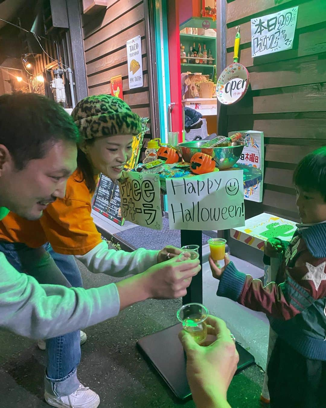 輝良まさとさんのインスタグラム写真 - (輝良まさとInstagram)「・ 夕方は知人のお誕生日イベントへ🎂 煉獄さんのコスプレで行きました🤣🔥 うまい棒が食べ放題のお店なのですが、真那人はふと見たら7本も食べてて絶句…😅 お昼寝していなかったので、18時から1時間だけ顔を出して帰宅したのですが、我らはシャンパンもご馳走になっちゃいました🍾  帰り道、とある店の前に『FREEテキーラ』の文字を見つけ主人と笑っていたらお店の方が出てきてくれて、ノリでみんなで乾杯🤣笑 テキーラなんて真那人が産まれてから飲んでいなかったので、懐かしい青春の味がしました🤣🤣🤣笑  #ハロウィン#コスプレ#鬼滅の刃#煉獄さん#テキーラ#久しぶり#美味しかった#レインボーベビー#レインボーベビー真那人#令和元年ベビー#6月生まれ#6月11日#4歳4ヶ月#幼児#やんちゃ#活発#元気いっぱい#可愛い#愛おしい」10月28日 21時35分 - kirahama0703