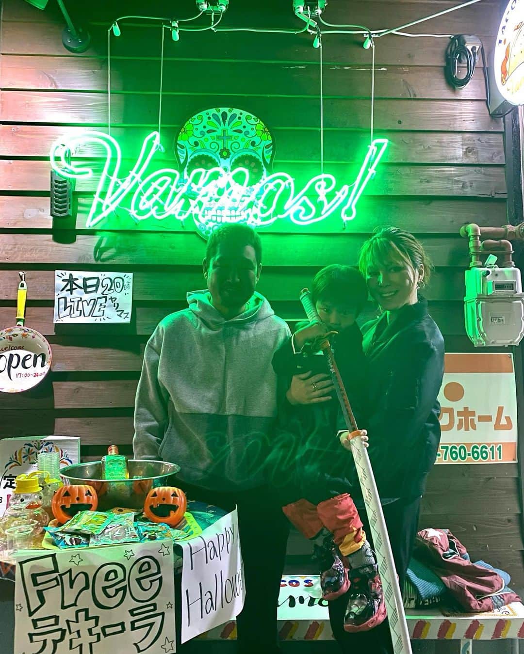 輝良まさとさんのインスタグラム写真 - (輝良まさとInstagram)「・ 夕方は知人のお誕生日イベントへ🎂 煉獄さんのコスプレで行きました🤣🔥 うまい棒が食べ放題のお店なのですが、真那人はふと見たら7本も食べてて絶句…😅 お昼寝していなかったので、18時から1時間だけ顔を出して帰宅したのですが、我らはシャンパンもご馳走になっちゃいました🍾  帰り道、とある店の前に『FREEテキーラ』の文字を見つけ主人と笑っていたらお店の方が出てきてくれて、ノリでみんなで乾杯🤣笑 テキーラなんて真那人が産まれてから飲んでいなかったので、懐かしい青春の味がしました🤣🤣🤣笑  #ハロウィン#コスプレ#鬼滅の刃#煉獄さん#テキーラ#久しぶり#美味しかった#レインボーベビー#レインボーベビー真那人#令和元年ベビー#6月生まれ#6月11日#4歳4ヶ月#幼児#やんちゃ#活発#元気いっぱい#可愛い#愛おしい」10月28日 21時35分 - kirahama0703