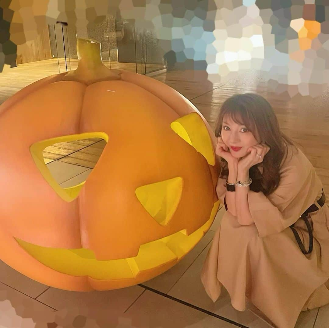 君島十和子のインスタグラム：「🎃 🎃Happy Halloween …と言っても 朝、ウォーキングに行っただけで1日中 音楽を聴きながら 掃除してました。  聞いていたのは… マーラー作 「交響曲第5番」  ウィーン・フィルハーモニー管弦楽団の 生の演奏で聴いてみたいな。  中学生の時、 学校のクラブでチェロを 担当していたので 時々…クラシック音楽が 聴きたくなるんです😆  #ハロウィン  #かぼちゃ #秋コーデ  #初 #ブーツ #チェロ #交響曲第5番  #中学生 #クラブ活動 #君島十和子 #アラ還」