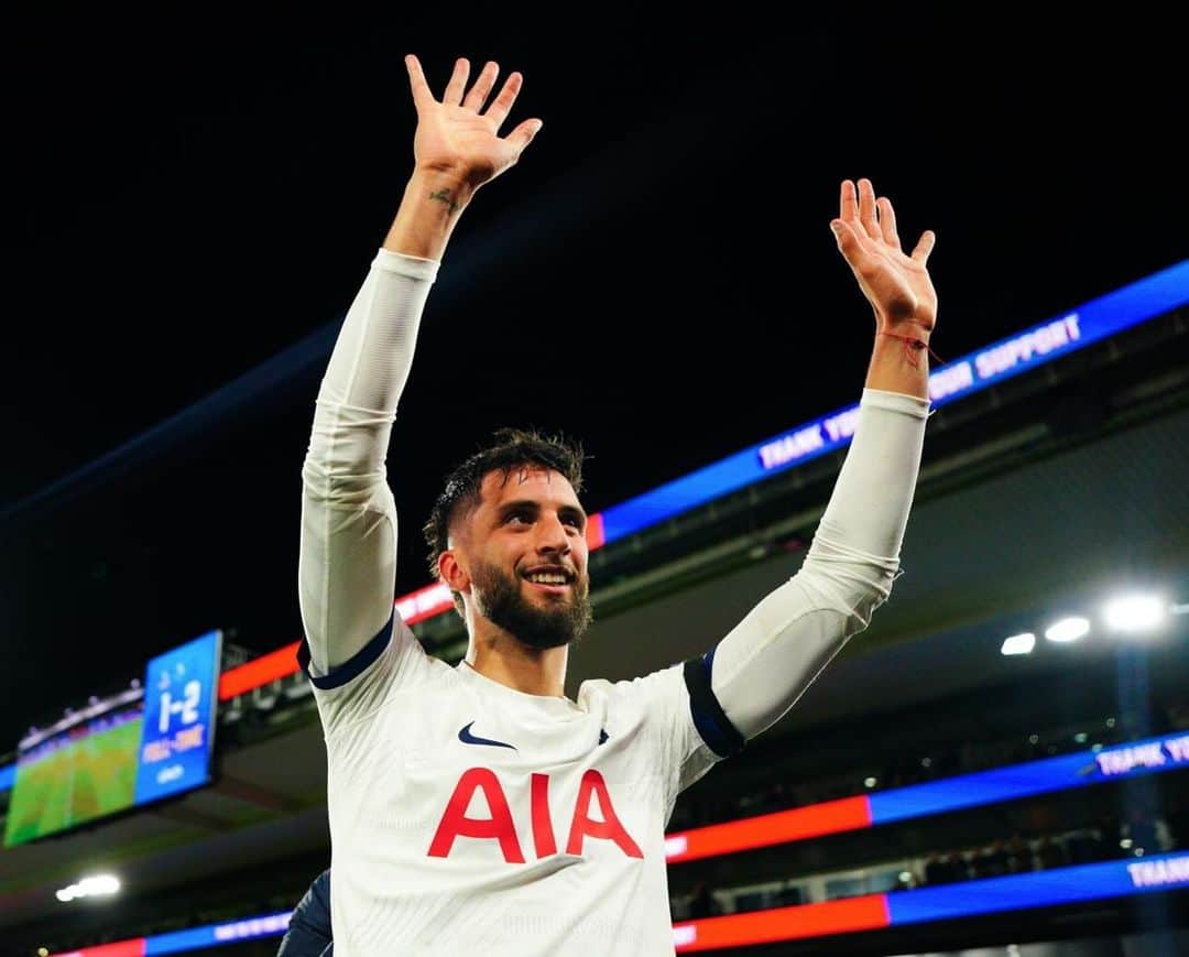 ロドリゴ・ベンタンクールのインスタグラム：「Fue un camino muy largo y difícil pero gracias al apoyo de mi hermosa familia, de mis amigos, de toda la gente del club y de los hinchas, por fin estoy de vuelta y no podría estar más contento. Ayer fue un día muy especial para mí y ahora sólo quiero disfrutar del fútbol, dar lo mejor de mí y ayudar a mis compañeros que estuvieron a mi lado cada día y que están haciendo un trabajo excepcional en este tramo inicial de temporada.   Gracias de corazón a todos ❤️  The recovery process has been very long and difficult but thanks to the support of my amazing family, my friends, the club and the fans, I’m finally back and I couldn’t be happier. Yesterday it was a special day for me and now I just want to enjoy football, give my best and help my team-mates who have been by my side every day and have been doing a fantastic job in this first part of the season.   Thank you all ❤️」