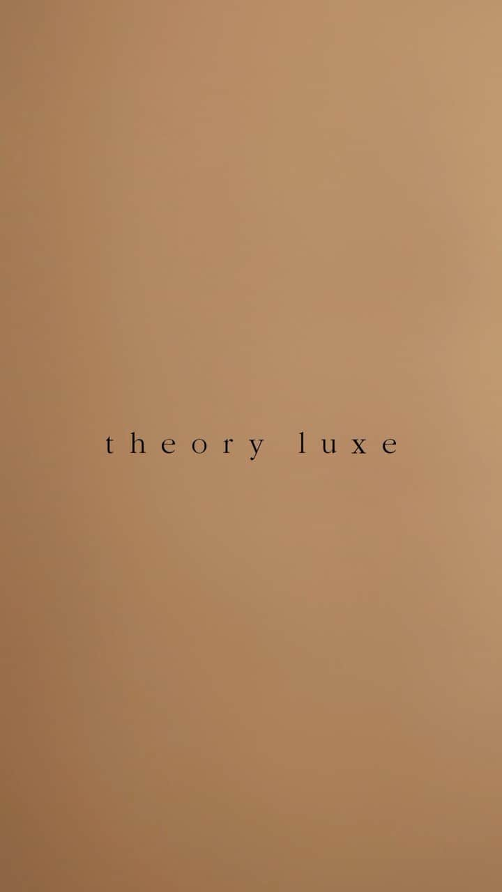 Theory luxe official account.のインスタグラム：「［WINTER 2023 COLLECTION -November-］  秋から冬へと季節が移り、ホリデーシーズンに向けて華やぐ気分が増す頃、よりリュクスでクラシックなムードを色濃く映し出すコレクションに。  特別な季節にふさわしいモダンな美意識を携えたウェアやアウター、ニットは、着るほどに自信を抱かせてくれます。  シルエットはベーシックでありながら、再構築されたシェイプとディテールがコレクションに新たな活力をもたらしています。  #theoryluxe #セオリーリュクス  #ブラックコーデ #ダウン #ムートンコート」