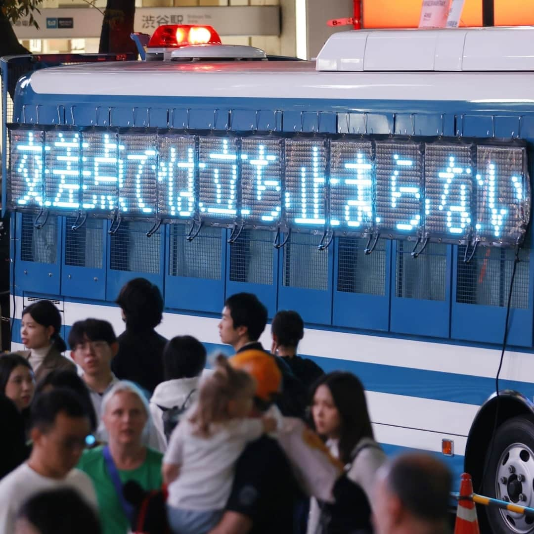 日本経済新聞社さんのインスタグラム写真 - (日本経済新聞社Instagram)「JR渋谷駅のスクランブル交差点。事故やトラブル防止のため呼びかけるDJポリスの声と映えを求めて訪れた人のため息が交錯しています。⁠（写真4枚目は共同） ⁠ 詳細はプロフィールの linkin.bio/nikkei をタップ。⁠ 投稿一覧からコンテンツをご覧になれます。⁠→⁠@nikkei⁠ ⁠ #日経電子版 #ハロウィーン #渋谷 #スクランブル交差点」10月28日 21時40分 - nikkei