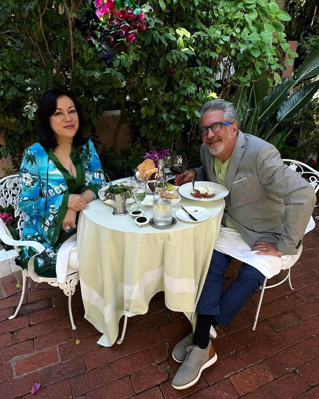 ジェニファー・ティリーさんのインスタグラム写真 - (ジェニファー・ティリーInstagram)「Lunch at the #BeverlyHillsHotel with my old friend Richie Arpino. 💚」10月28日 21時42分 - jennifertilly