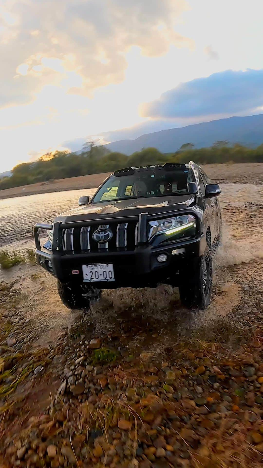 SAKIのインスタグラム：「TUNDRA✖️LAND CRUISER PRADO By DRONE🚁 @mmmhiroto  ・ ・ @halubekumagai  @kzk_skippagang  ・ ・ #tundra #tundralimited #tundraoffroad #landcruiser #landcruiserprado #toyota4x4 #offroad #offroad4x4 #offroading #タンドラ #プラド #プラド150後期 #プラド女子 #ドローン #fpvdrone #drone #dronevideo」