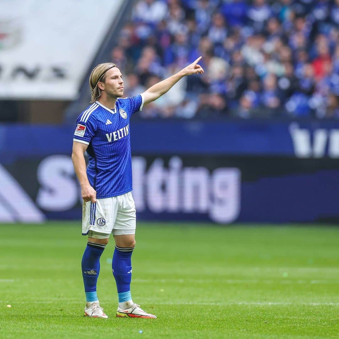シャルケ04のインスタグラム：「🔟 @linotempelmann6  . . #S04 #Schalke #Knappen #Königsblau #S04H96」