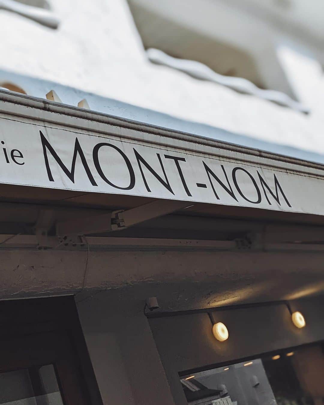 川村桃子さんのインスタグラム写真 - (川村桃子Instagram)「⠀ 朝からパンスイスを求めに @mont_nom へ。 ⠀ ザクッなのかバリッなのかパリッなのか表現出来ないけど 美味しいパンスイス。  キッシュも豊富だし、つい買い過ぎちゃう。 個人的にはクリームチーズ明太子バゲットが好き。  #montnom #モンノン #自由ヶ丘 #パンスイス」10月28日 21時45分 - momo_k1014