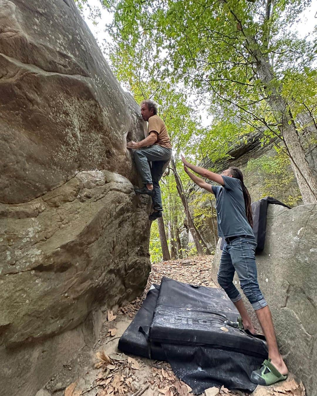 フレッド・二コルのインスタグラム：「A short visit at the @soill office to finally meet @donthechan and @dave_chancellor ! So nice to also meet the all SoILL team and go climb with a few of them! It was also a privilege to be there exactly when the first delivery of the Catch arrived! I can’t wait to hear your feedback! #bouldering #climbingshoedesign #newfriends」