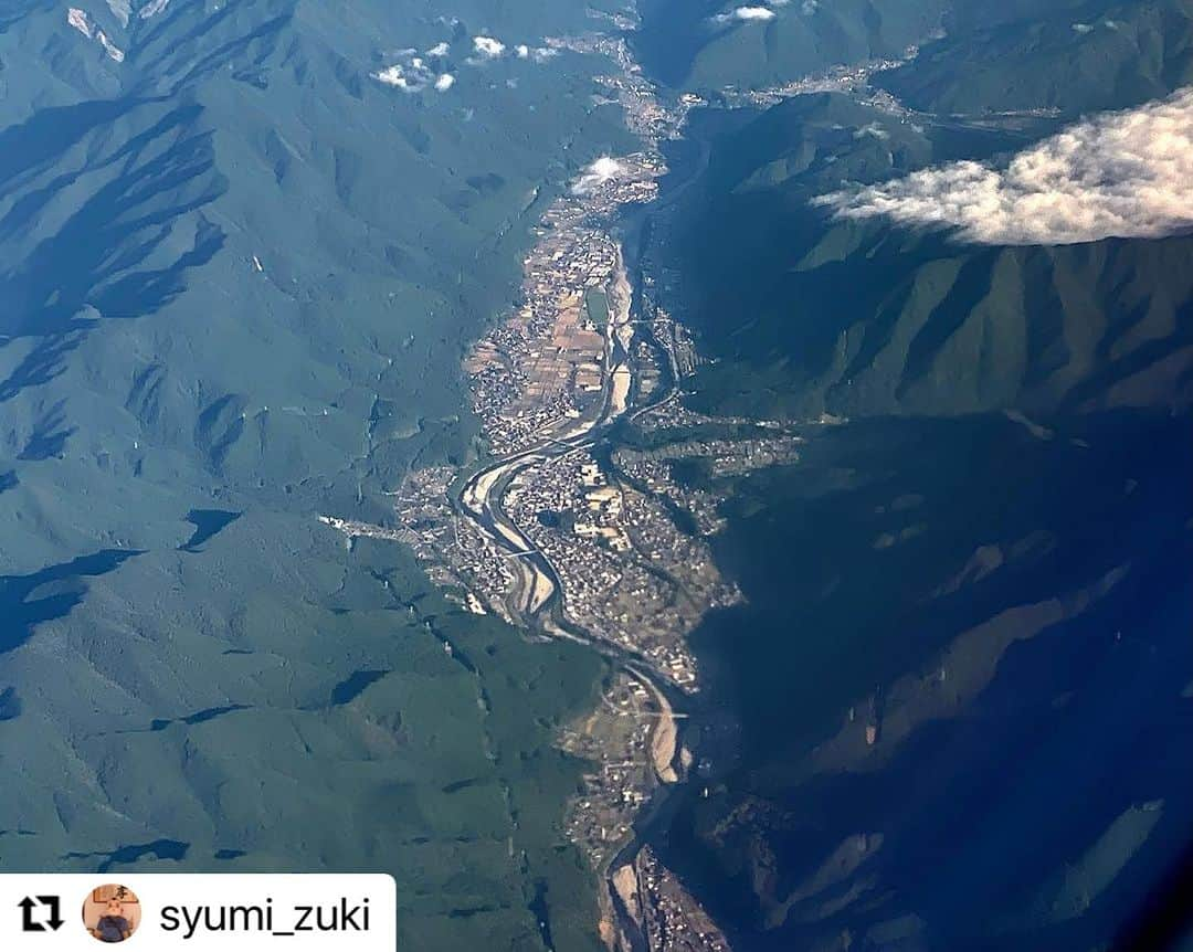 Gero City【下呂市公式アカウント】のインスタグラム：「#Repost @syumi_zuki with @use.repost ・・・ 我が町、下呂温泉 ・ ・ 県営名古屋空港から花巻空港に向かう途中、我が町下呂温泉の上空を通りました 残念ながら我が家は席が反対側？飛行機の真下？で見えませんでしたが、萩原方面はよく見えました (見えたのは四美、尾崎からアルメリアまで) その後小坂の町も… … 何だか子供のように嬉しかった気がする… … … #空撮 #飛行機からの景色 #故郷 #岐阜 #下呂市 #下呂温泉 #萩原 #小坂 #gerostagram #iphonephotography #iphonephoto #iphone11pro」